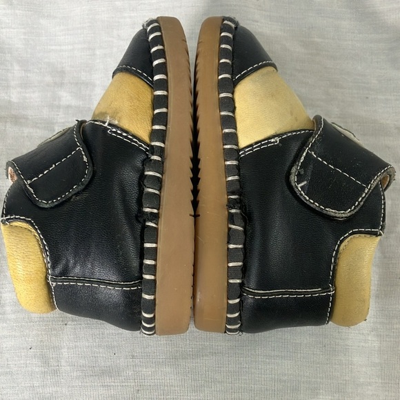 Baby size 14 leather cozy fuzzy lined Velcro tie shoes with rubber sole - Picture 10 of 15